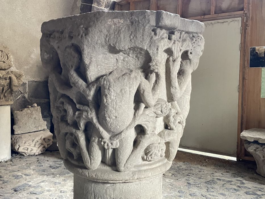 chapiteau n°9 provenant de l’ancien rond-pont du déambulatoire roman : Atlantes