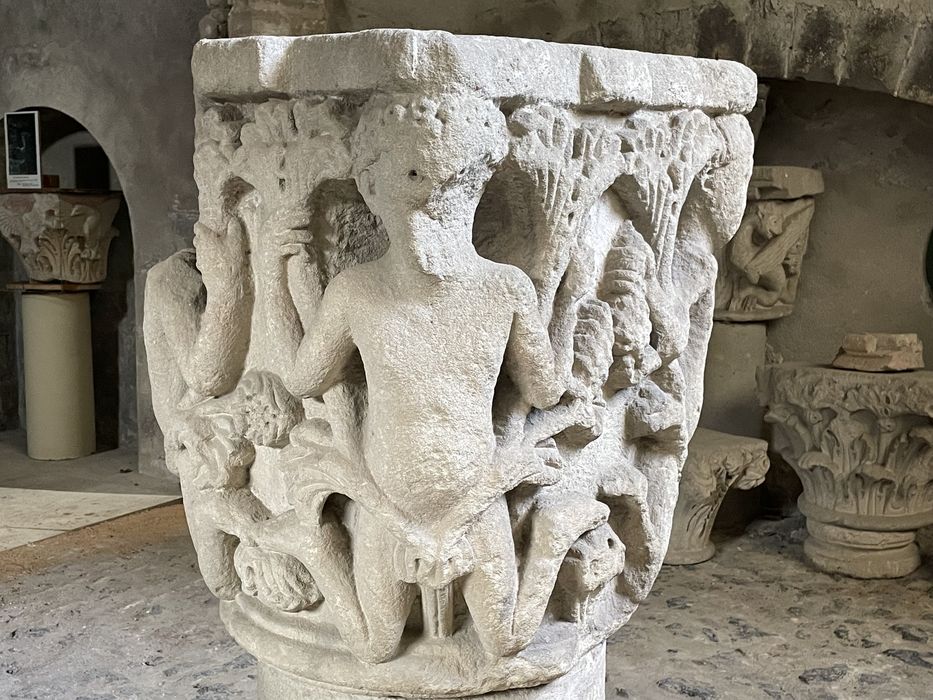 chapiteau n°9 provenant de l’ancien rond-pont du déambulatoire roman : Atlantes