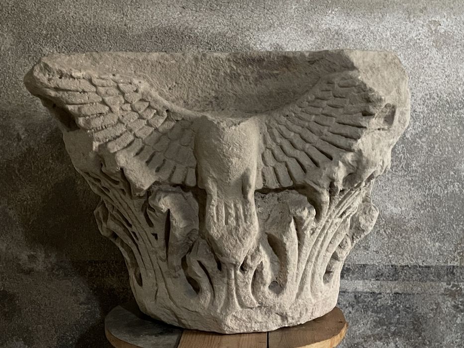 chapiteau n°11 : Aigles aux ailes déployées