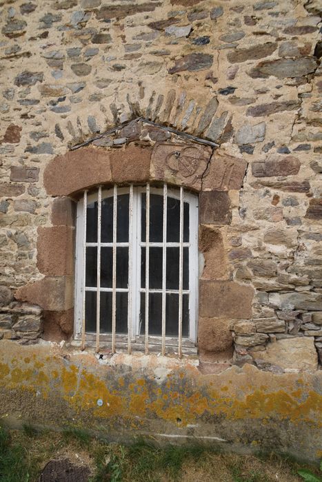 façade est, détail dune baie au rez-de-chaussée