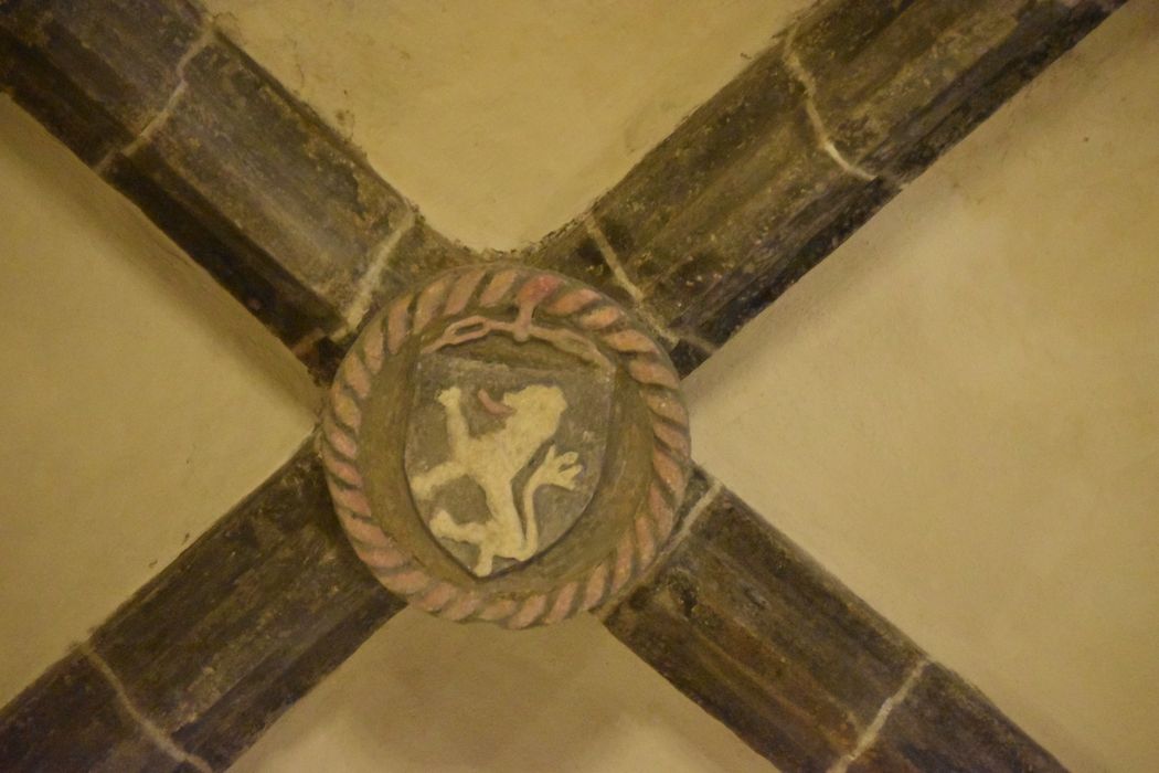 bas-côté sud, détail d’une clef de voûte aux armes de louis de Beaujeu, seigneur de Montferrand