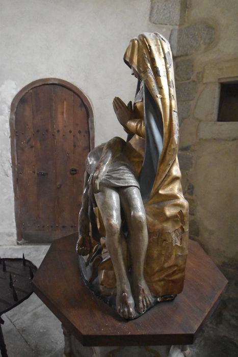 groupe sculpté : Vierge de Pitié dite Notre-Dame du Pont, profil droit