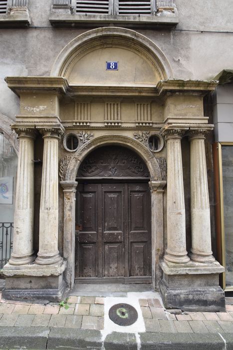 porte d’accès sur rue
