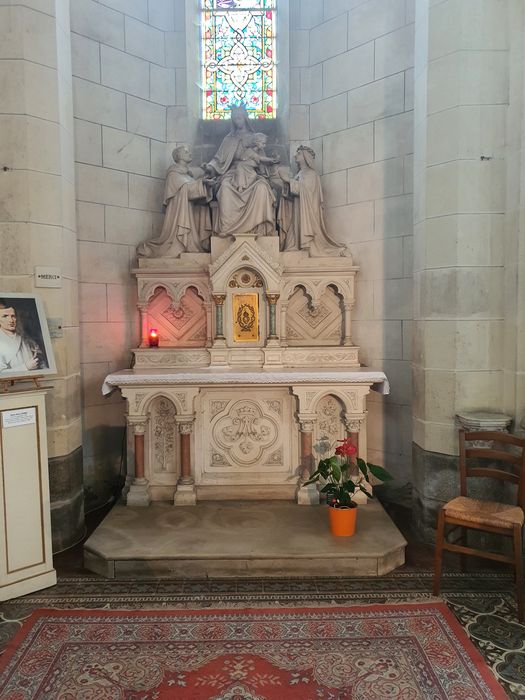 autel de la chapelle axiale, groupe sculpté : Remise du rosaire