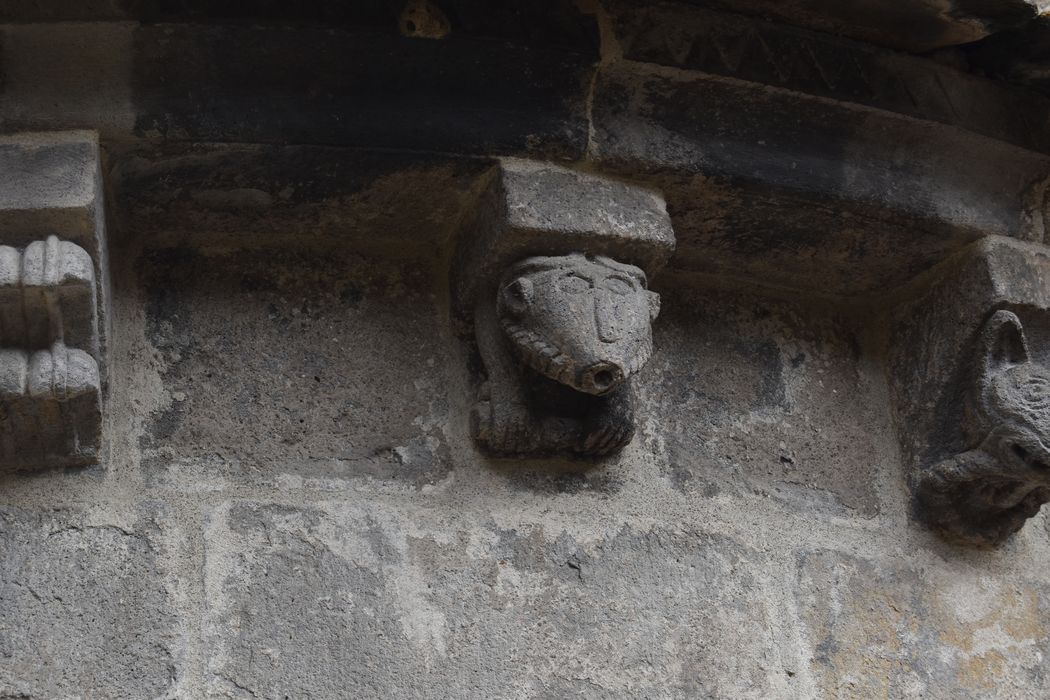 chevet, détail d’un modillon sculpté
