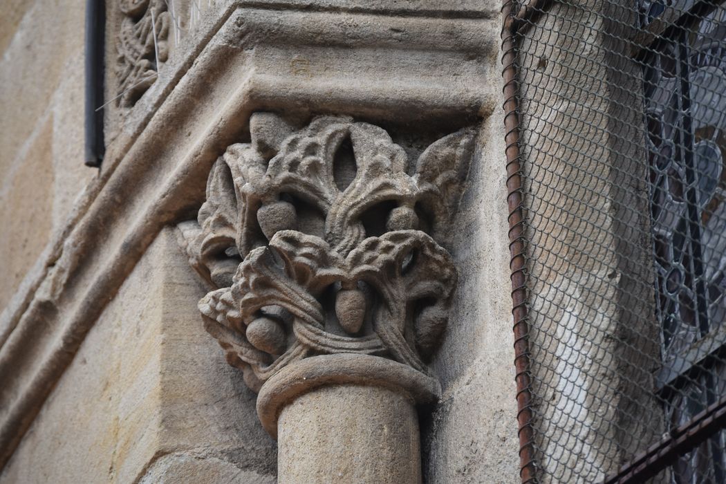 chevet, détail d’un chapiteau sculpté