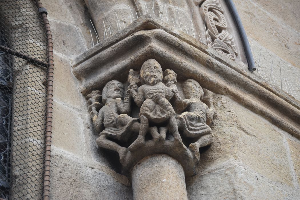 chevet, détail d’un chapiteau sculpté