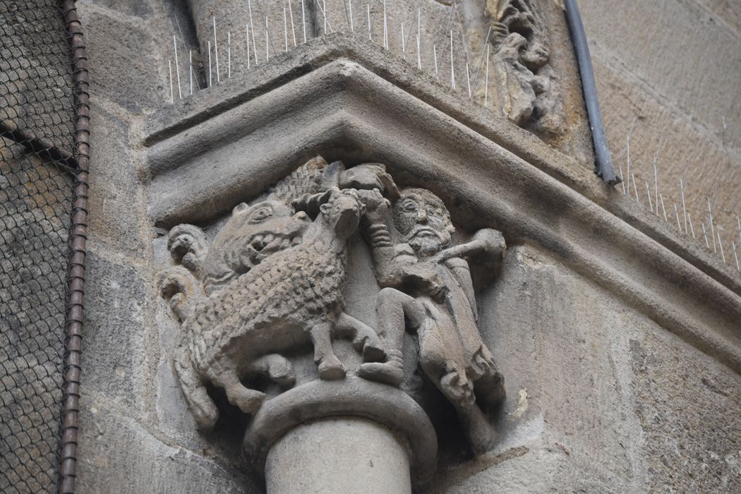 chevet, détail d’un chapiteau sculpté