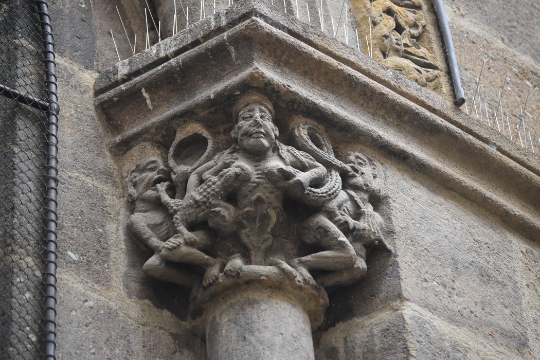 chevet, détail d’un chapiteau sculpté