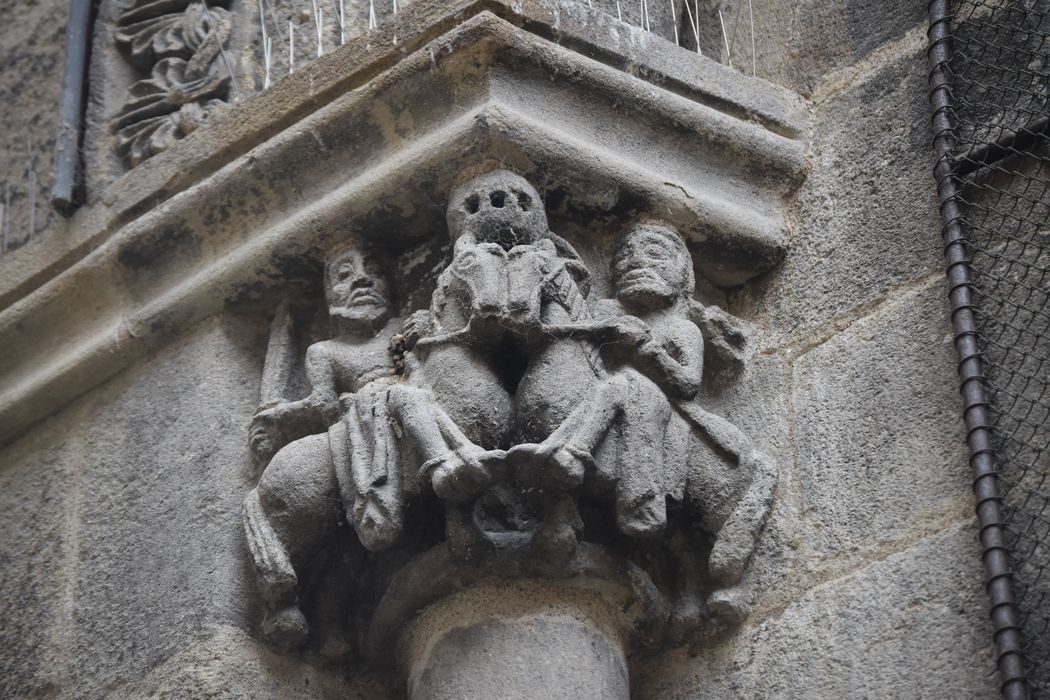 chevet, détail d’un chapiteau sculpté