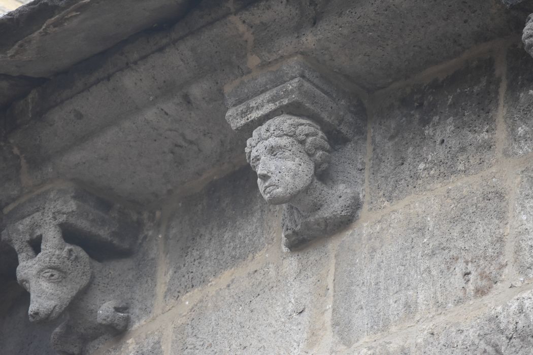 chevet, détail de deux modillons sculptés