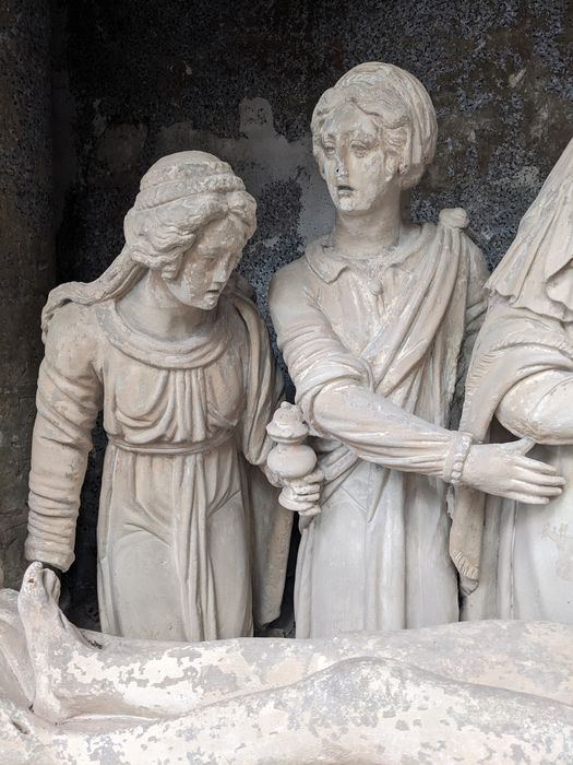 groupe sculpté : Mise au tombeau, vue partielle