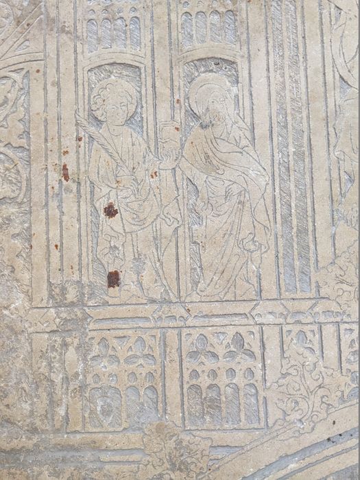 dalle funéraire à effigie gravée de l'abbé Jean de Silly, détail
