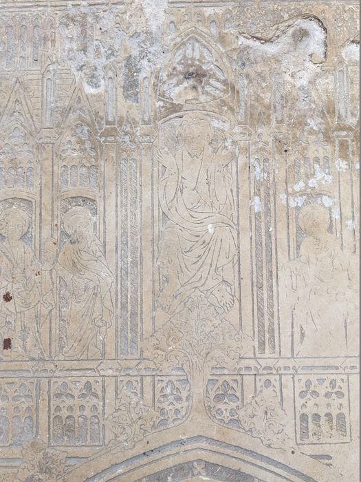 dalle funéraire à effigie gravée de l'abbé Jean de Silly, détail
