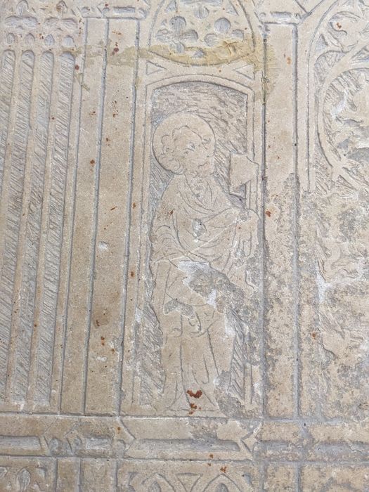 dalle funéraire à effigie gravée de l'abbé Jean de Silly, détail