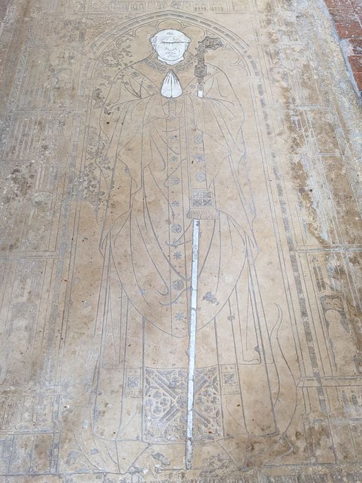 dalle funéraire à effigie gravée de l'abbé Jean de Silly, détail