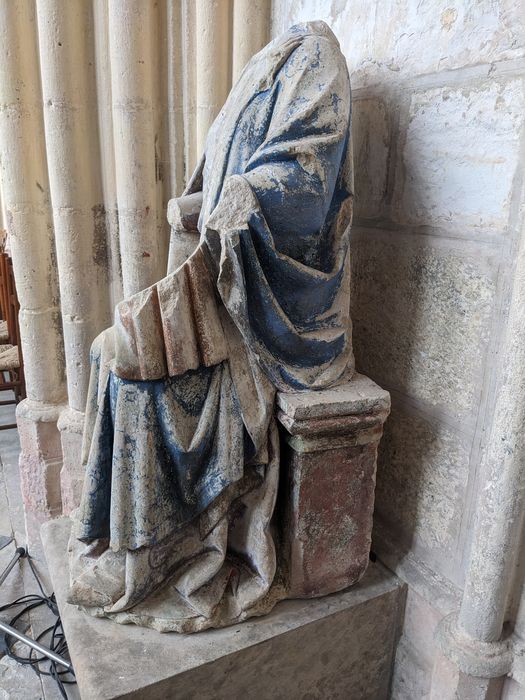 statue : Vierge à l’Enfant, profil gauche