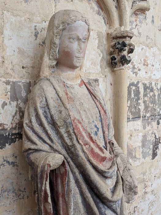 statue : Vierge, vue partielle