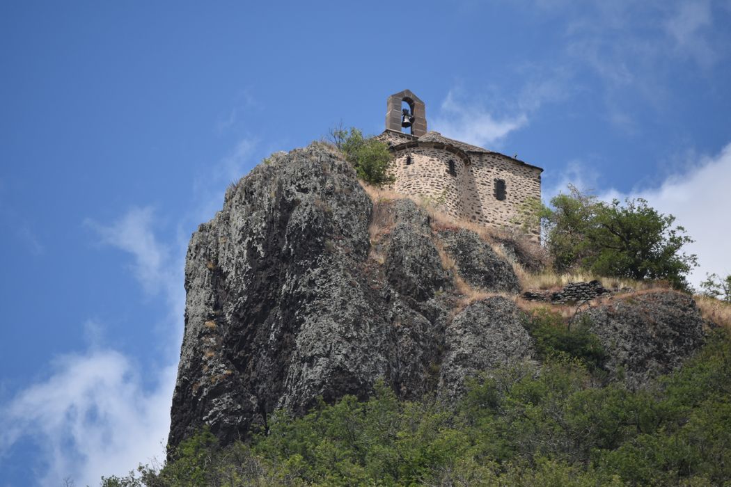 vue partielle de la chapelle dans son environnement depuis l’Est