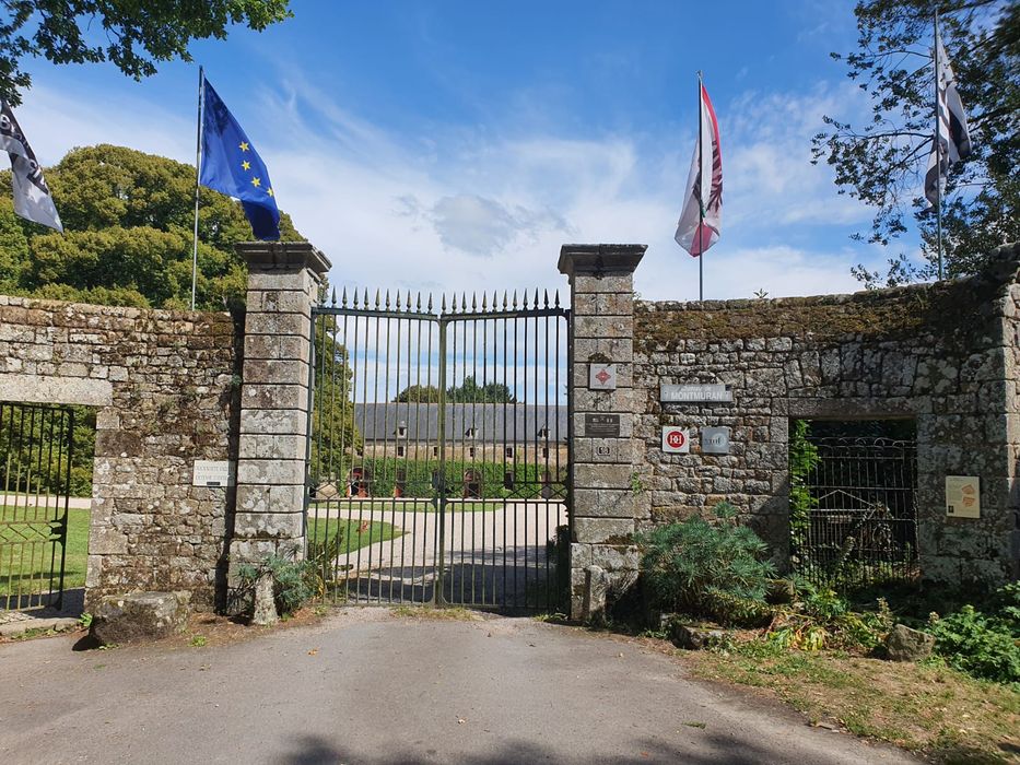 portail d’accès ouest à la cour
