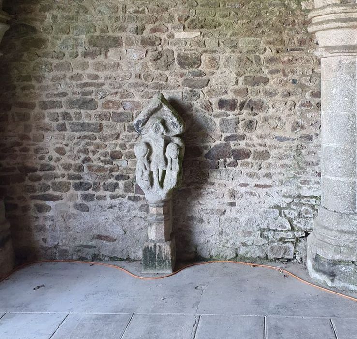 fragment d’une croix de calvaire