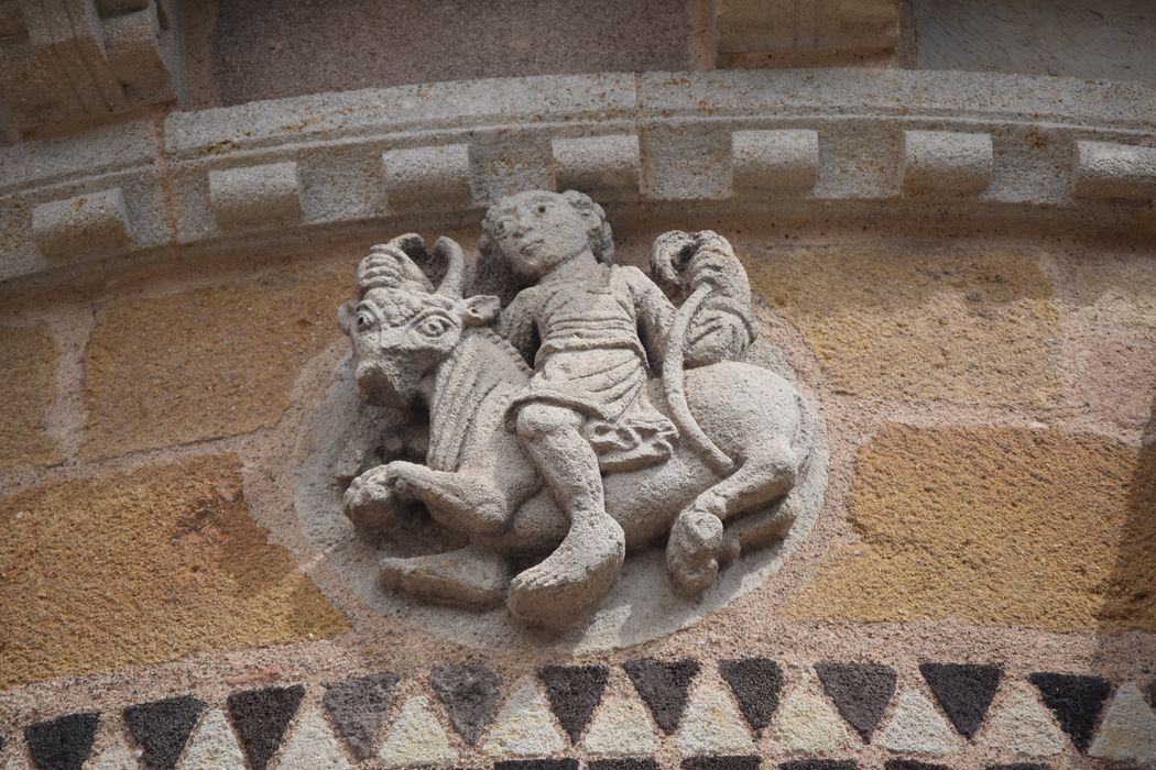 chevet, détail du bas-relief du taureau