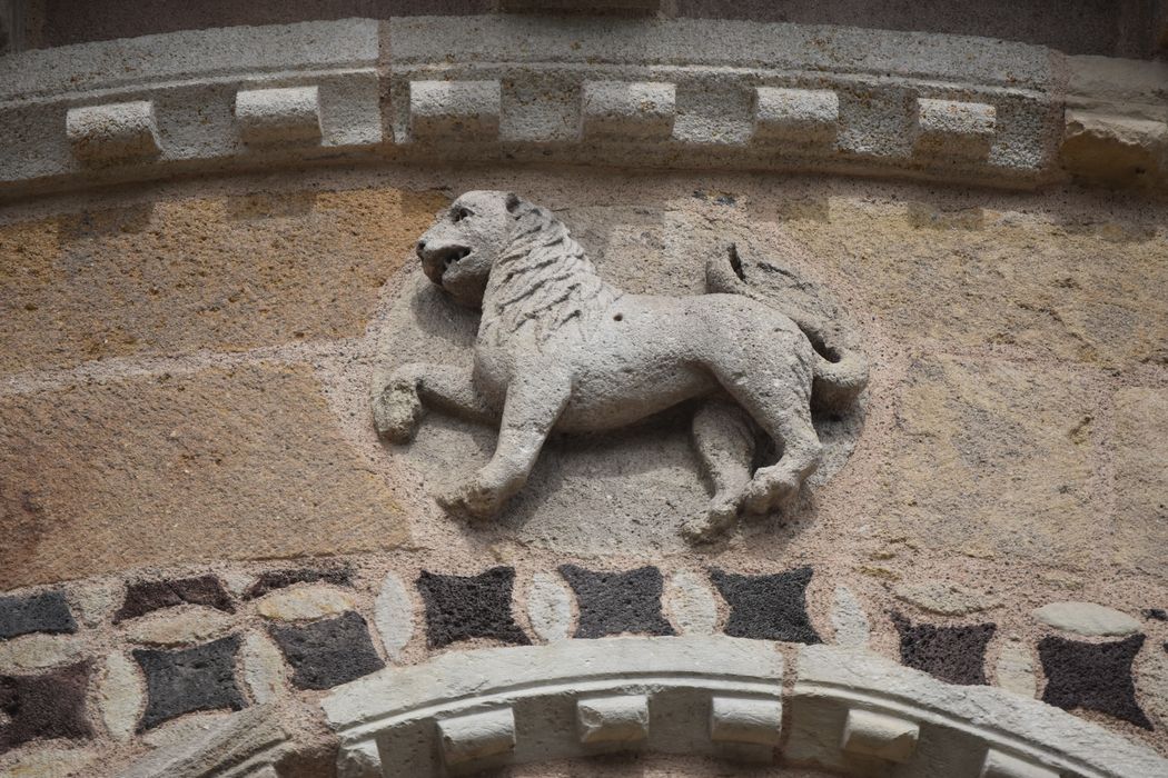 chevet, détail du bas-relief du lion