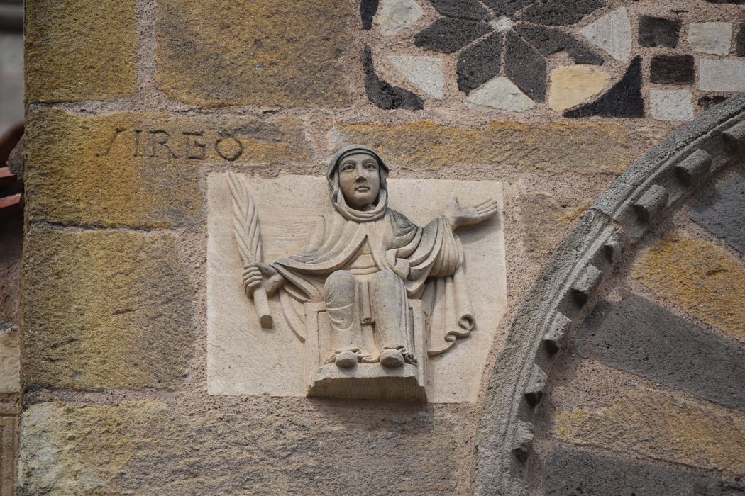 chevet, détail du bas-relief de la vierge