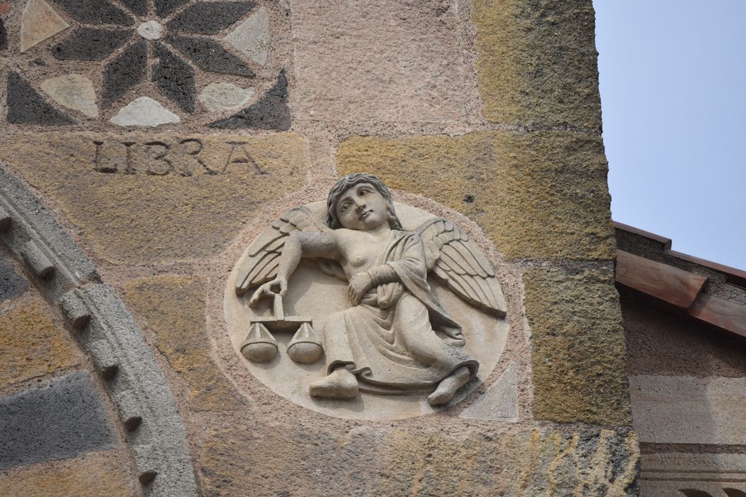 chevet, détail du bas-relief de la balance