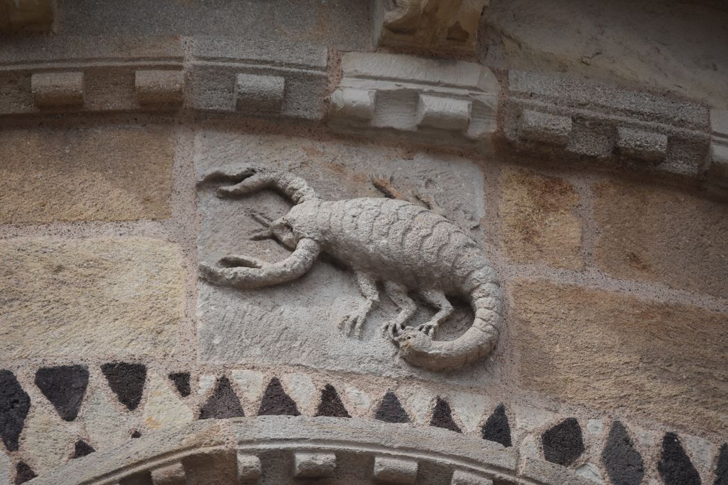 chevet, détail du bas-relief du scorpion
