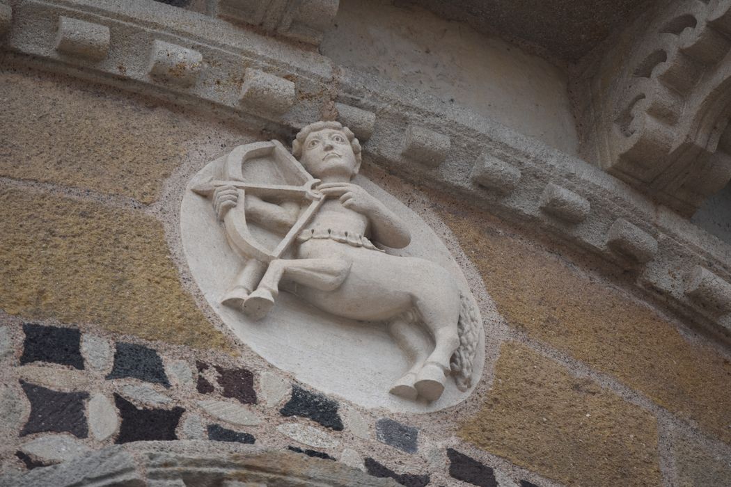 chevet, détail du bas-relief du sagittaire