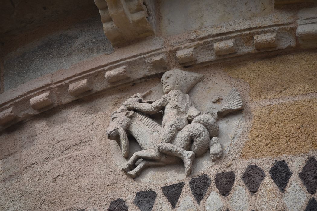 chevet, détail du bas-relief du capricorne