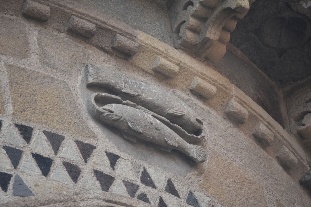 chevet, détail du bas-relief du poisson