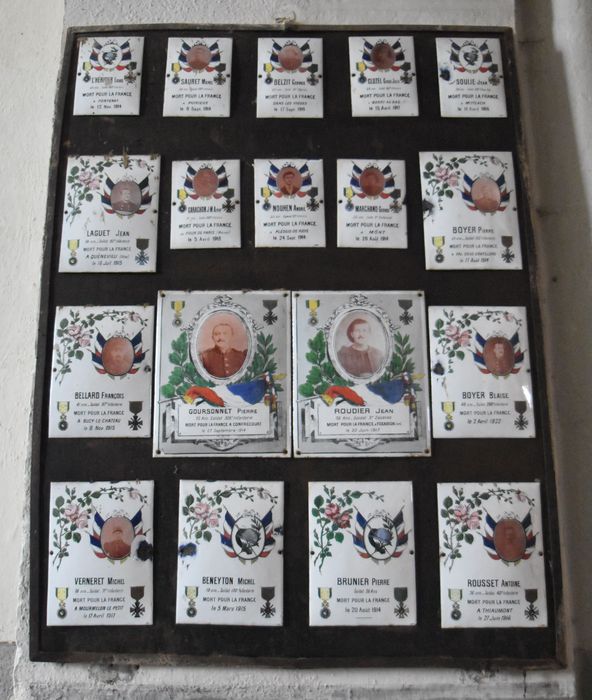 panneau rassemblant trente et une plaques commémoratives : soldats de la Guerre 1914-1918