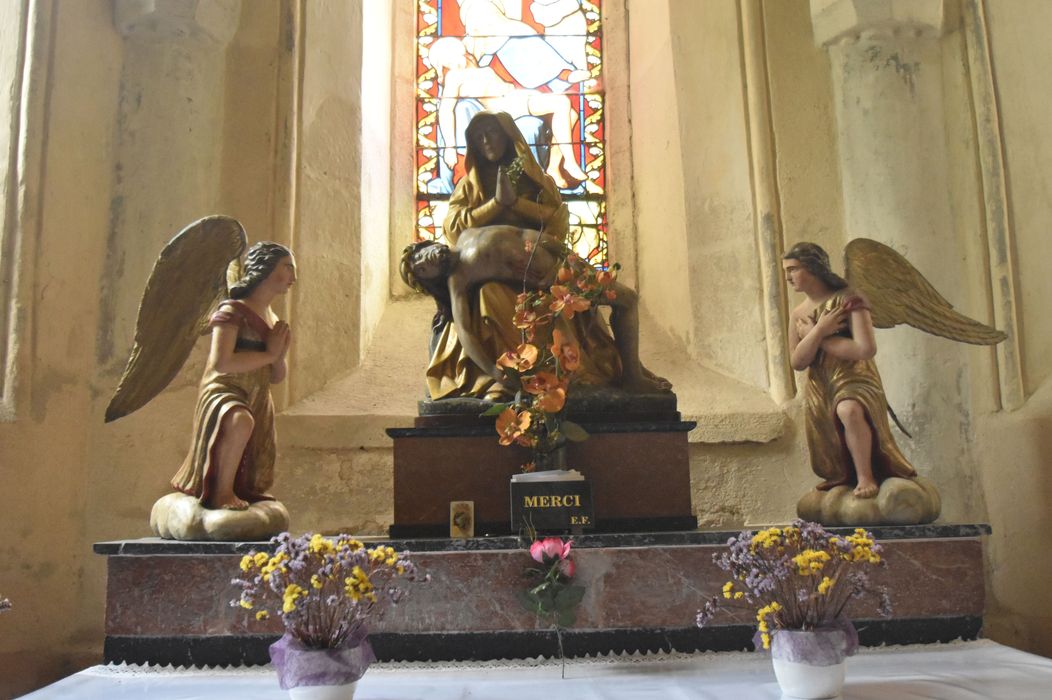 groupe sculpté : Vierge de pitié ; statues : Anges adorateurs