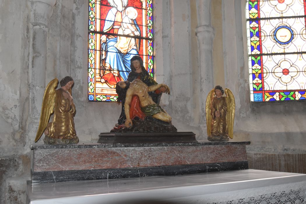 groupe sculpté : Vierge de pitié ; statues : Anges adorateurs