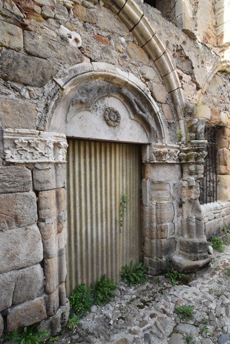 cloître, galerie nord, porte d’accès à l’ancien réfectoire