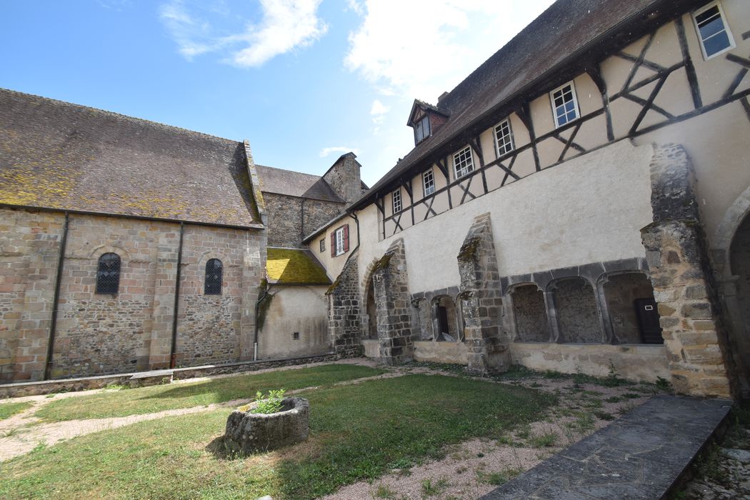 cloître, façade latérale nord de l’église abbatiale et façade est de l’aile nord