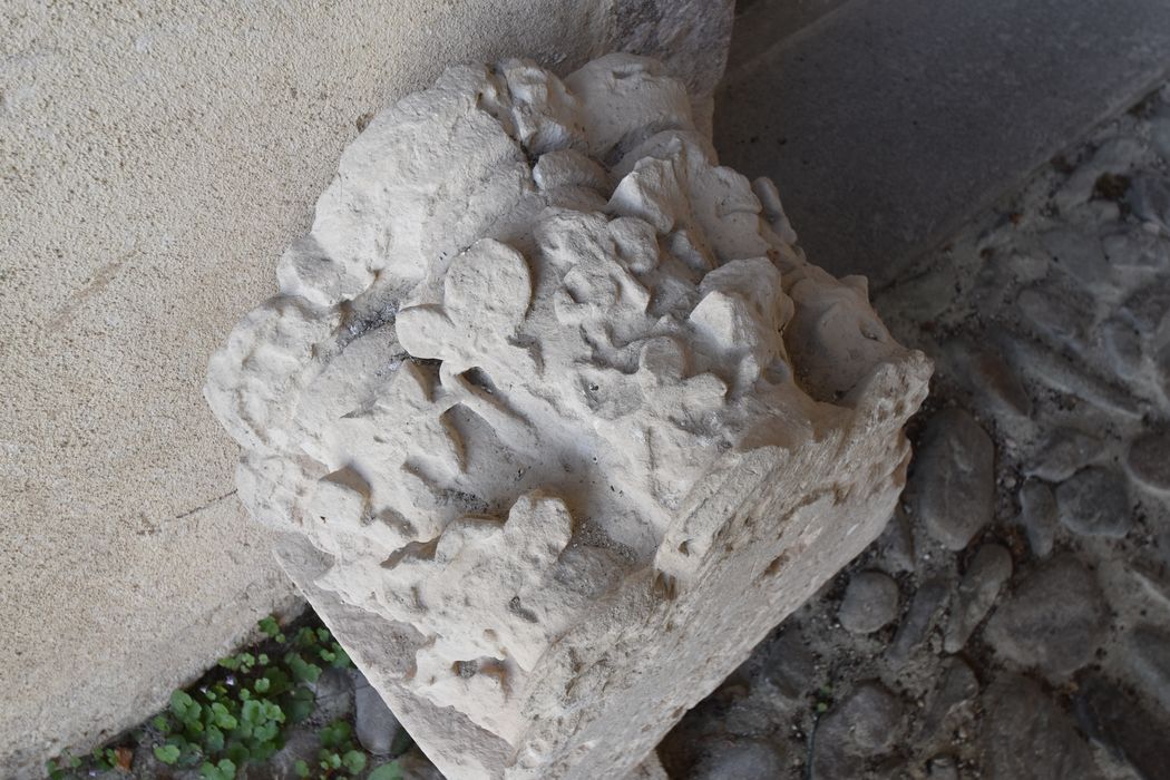 fragment lapidaire (chapiteau sculpté)