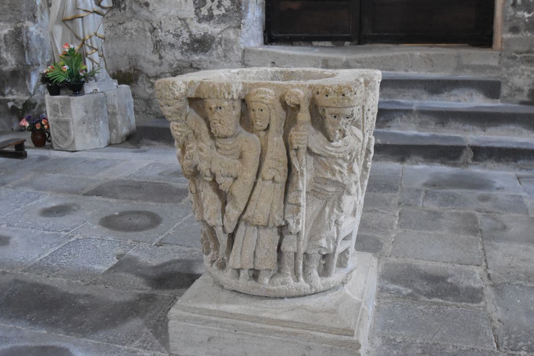 fragment lapidaire (chapiteau sculpté) transformé en fonts baptismaux