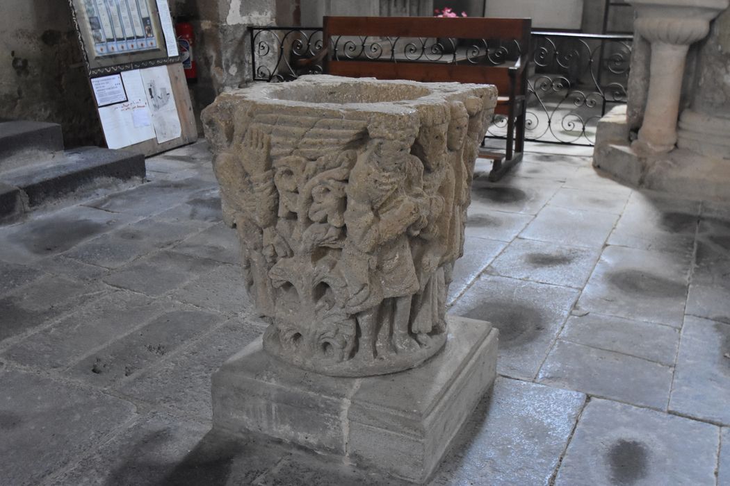 fragment lapidaire (chapiteau sculpté) transformé en fonts baptismaux