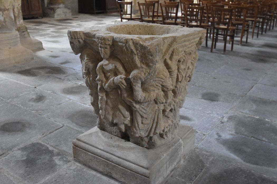 fragment lapidaire (chapiteau sculpté) transformé en fonts baptismaux