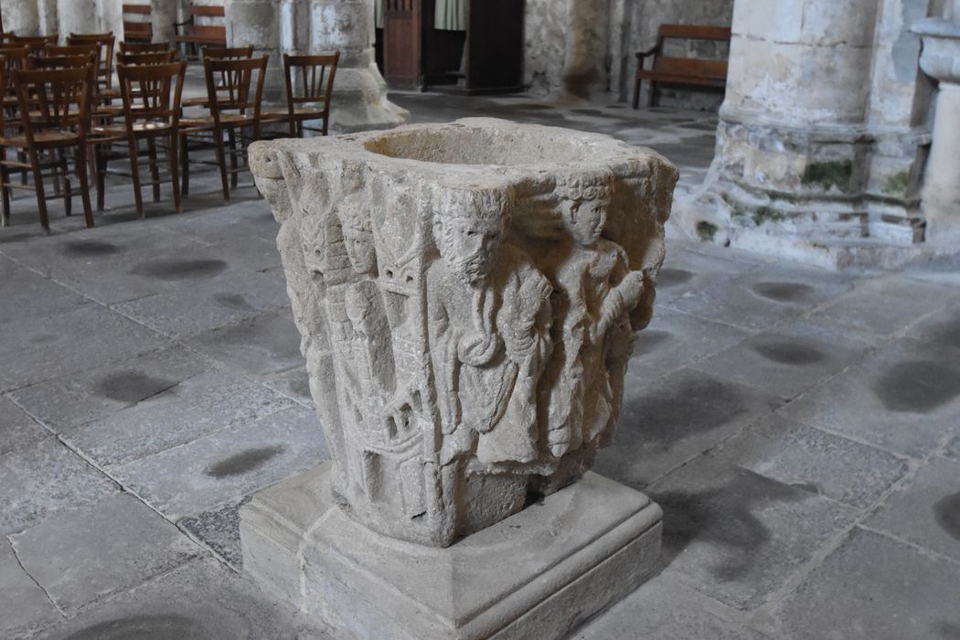 fragment lapidaire (chapiteau sculpté) transformé en fonts baptismaux