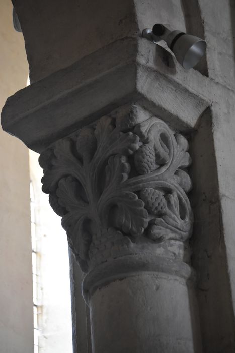 église abbatiale, détail d’un chapiteau sculpté