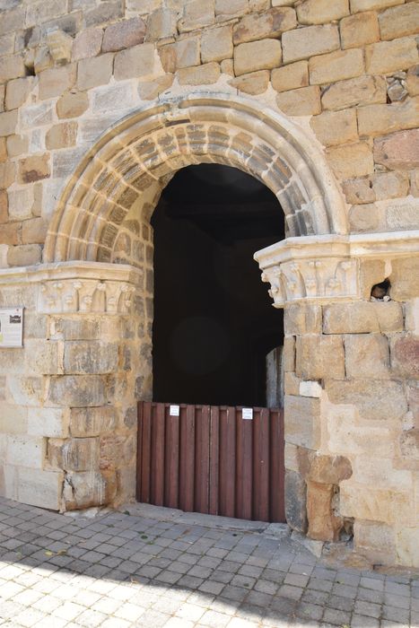 portail d’accès sud au porche ouest de l’église abbatiale