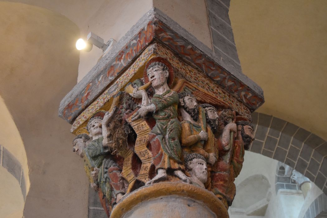 choeur, détail d’un chapiteau sculpté