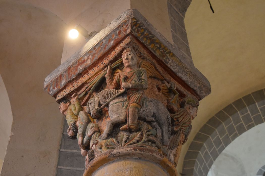 choeur, détail d’un chapiteau sculpté