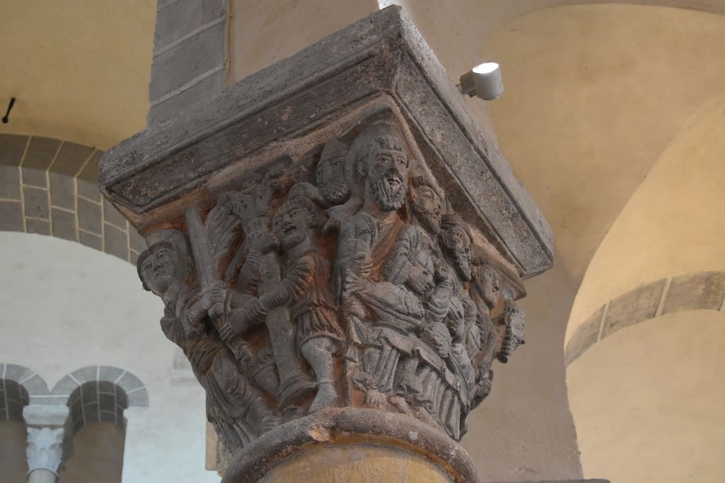 choeur, détail d’un chapiteau sculpté