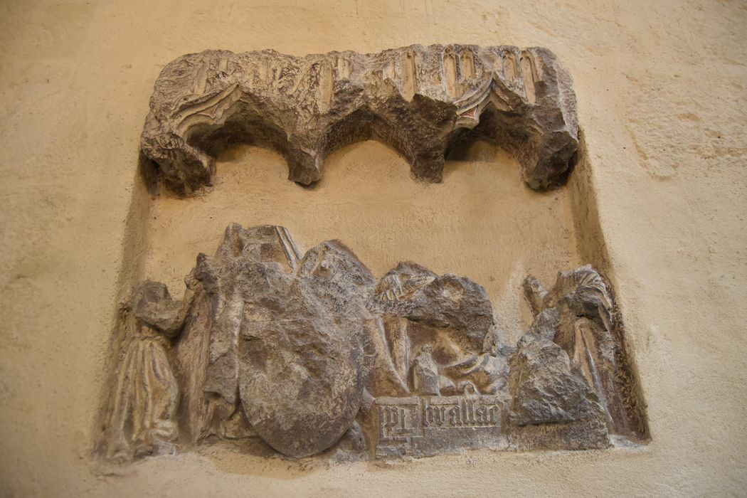 bas-relief du bas-côté nord : Vierge de pitié (?)
