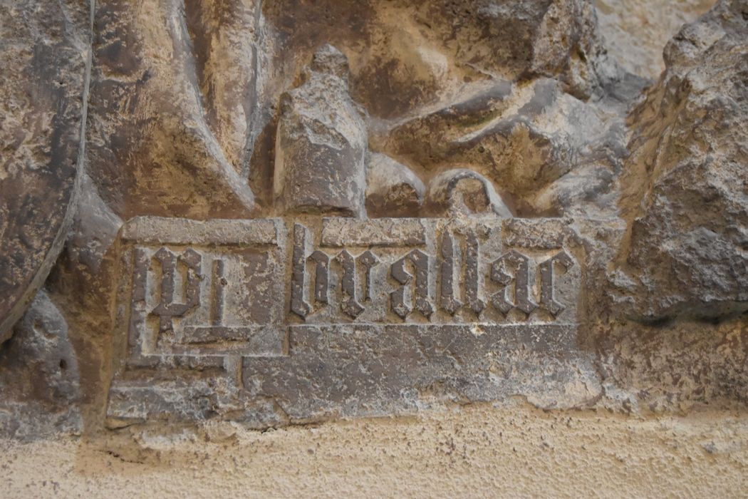 bas-relief du bas-côté nord : Vierge de pitié (?), détail de l’inscription
